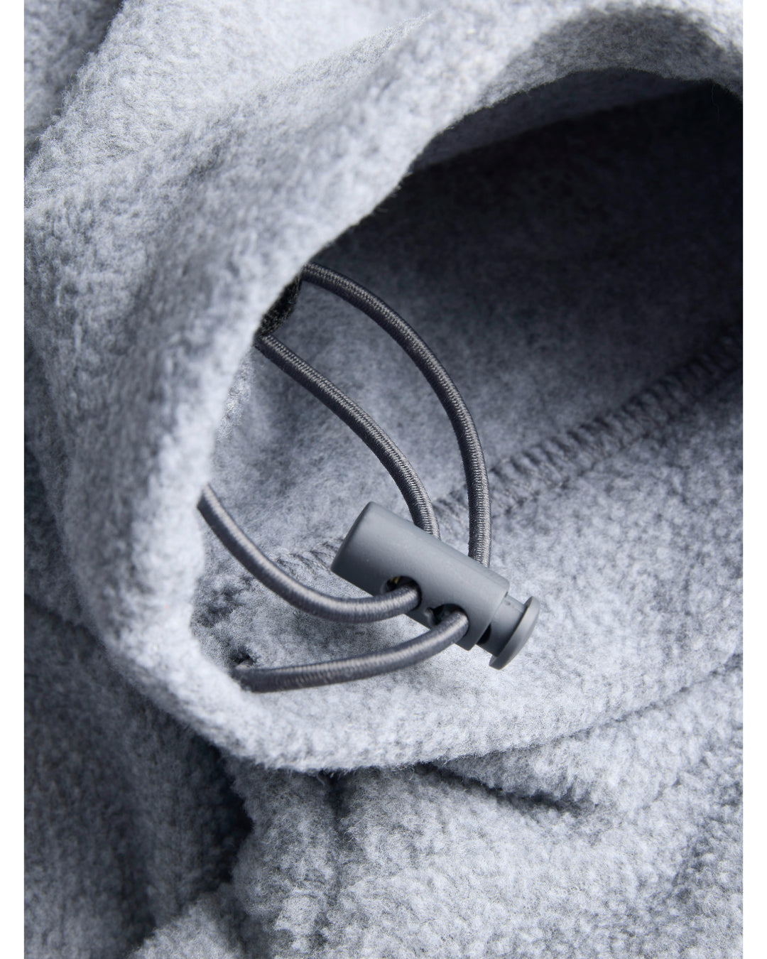 Detaljebillede af grå FREYA fleece trøje. Fra BySofieSønderby
