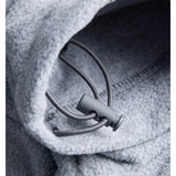 Detaljebillede af grå FREYA fleece trøje. Fra BySofieSønderby