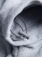 Detaljebillede af grå FREYA fleece trøje. Fra BySofieSønderby