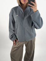 Modelbillede af grå FREYA fleece jakke. Set forfra. Fra BySofieSønderby