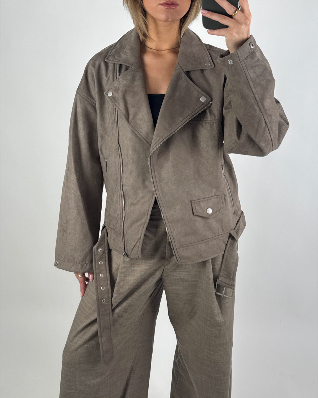 Modelbillede af brun FRIDA biker jakke. Set forfra. Fra BySofieSønderby