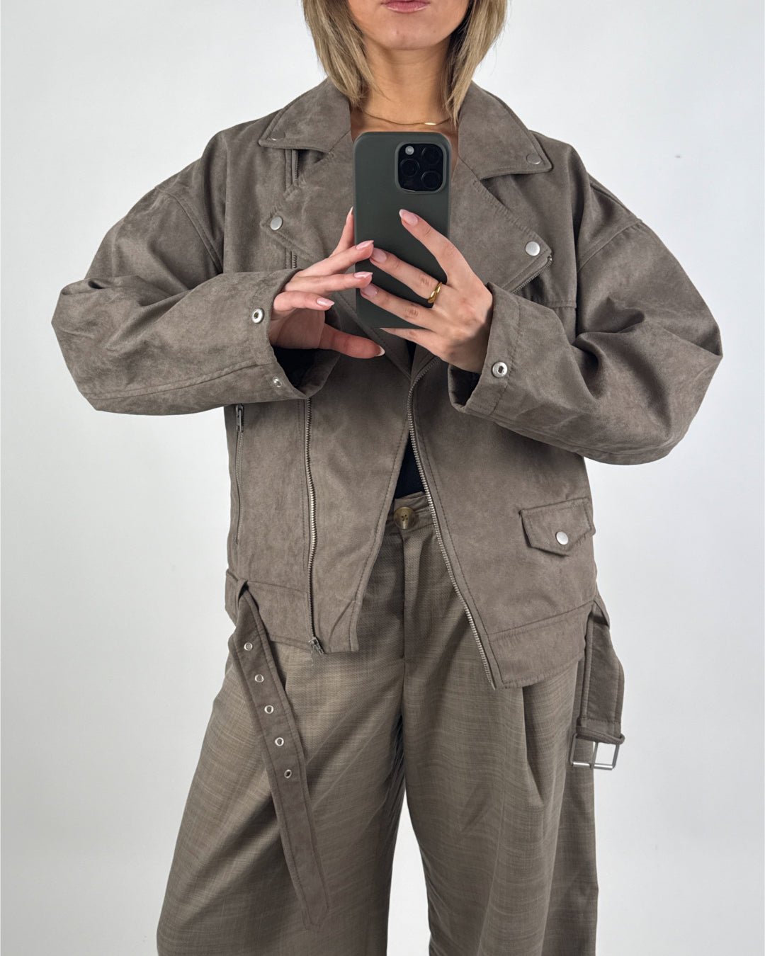 Modelbillede af brun FRIDA biker jakke. Set forfra. Fra BySofieSønderby