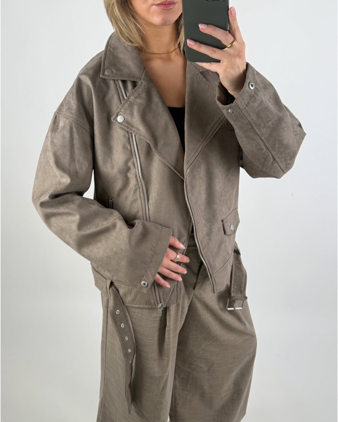 Modelbillede af brun FRIDA biker jakke. Set forfra. Fra BySofieSønderby
