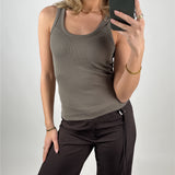 Modelbillede af army FRIDA top. Set forfra. Fra BySofieSønderbys