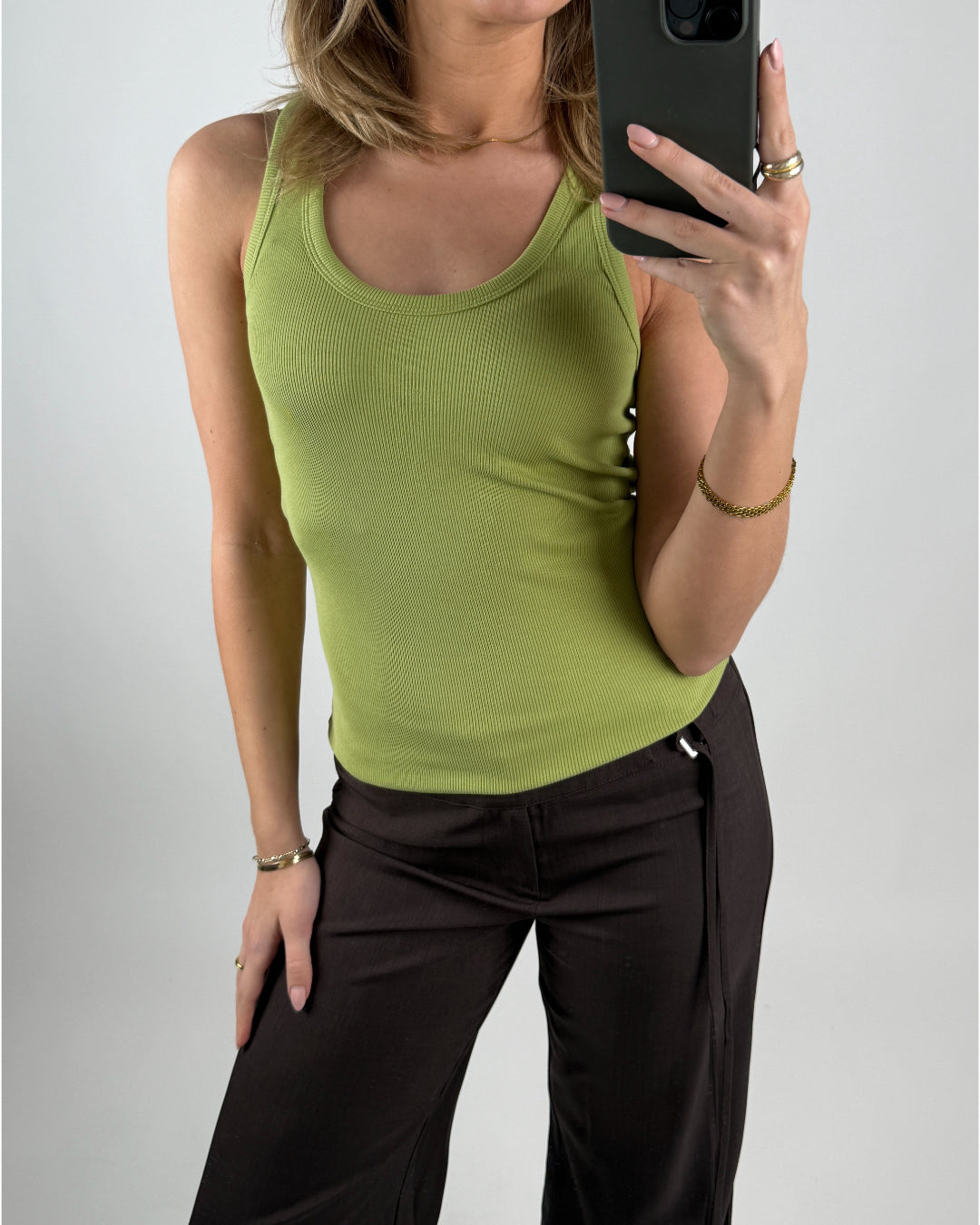 Modelbillede af grønFRIDA top. Set forfra. Fra BySofieSønderbys