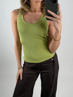 Modelbillede af grønFRIDA top. Set forfra. Fra BySofieSønderbys