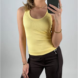 Modelbillede af gul FRIDA top. Set forfra. Fra BySofieSønderby