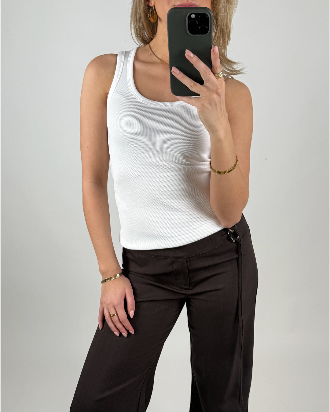 Modelbillede af hvid FRIDA top. Set forfra. Fra BySofieSønderby