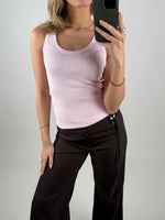 Modelbillede af lyserød FRIDA top. Set forfra. Fra BySofieSønderbys