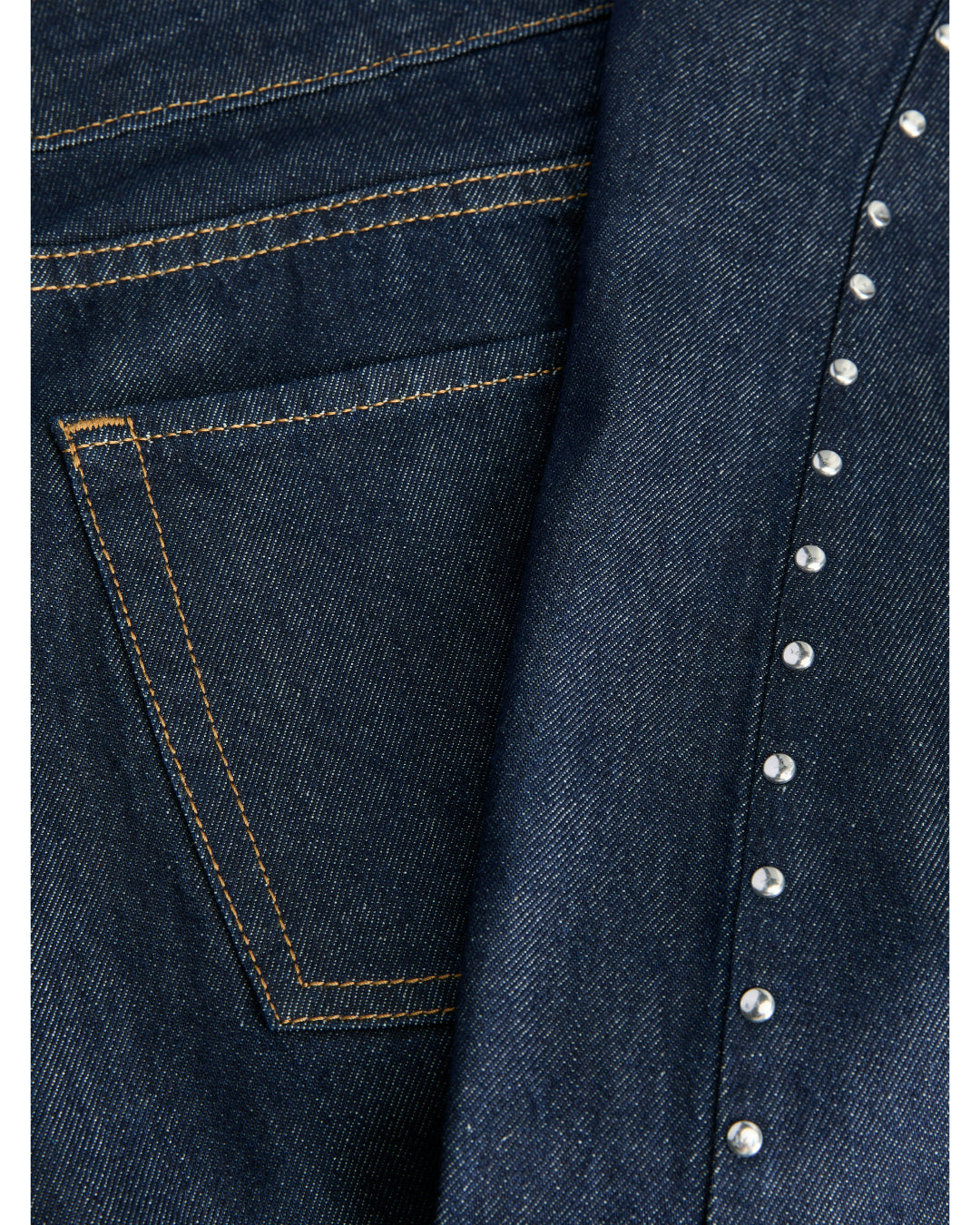 Detaljebillede af blå FUJI jeans med nitte detaljer. Barrel formet design. Fra BySofieSønderby