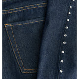 Detaljebillede af blå FUJI jeans med nitte detaljer. Barrel formet design. Fra BySofieSønderby