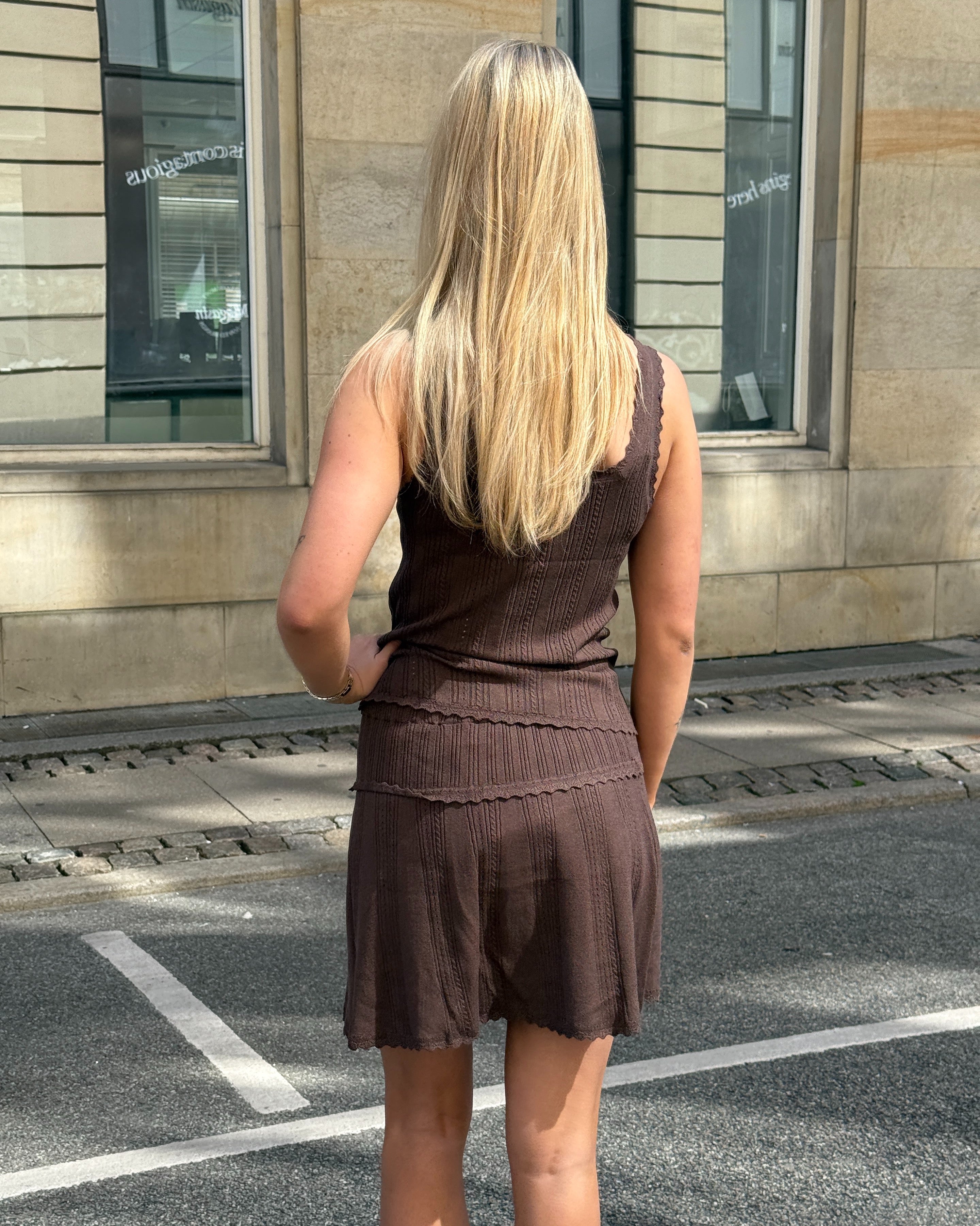 Modelbillede af GIANNA top, brun og GIANNA strik nederdel, brun. Fra BySofieSønderby