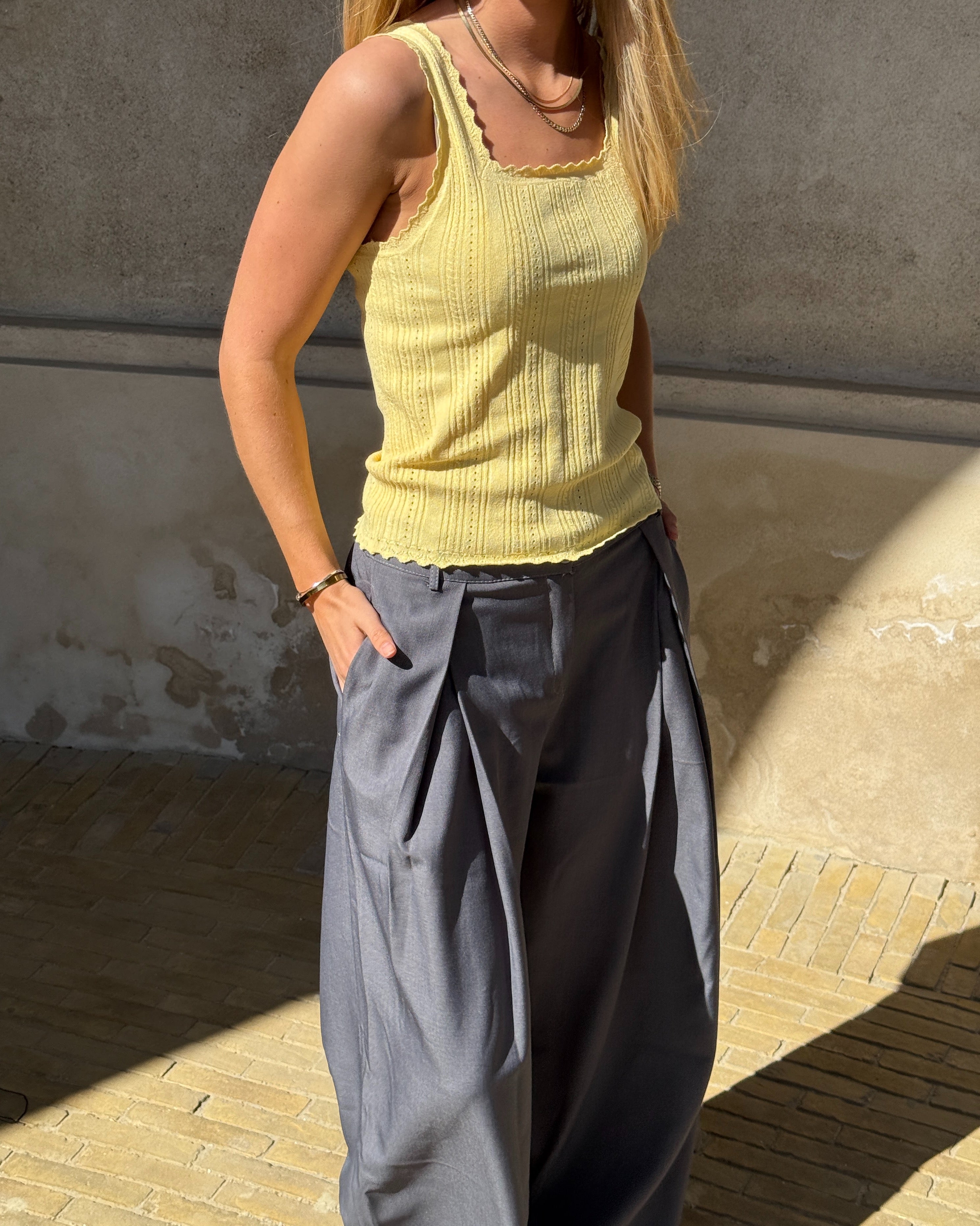 Modelbillede af GIANNA top, gul. Fra BySofieSønderby