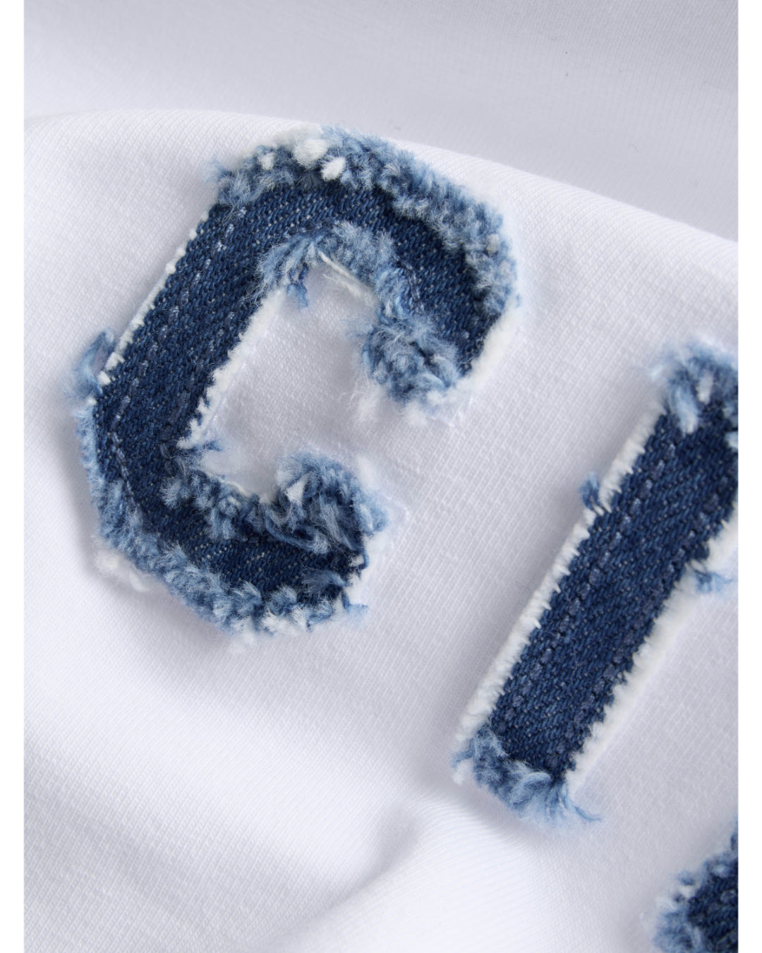 Detaljefoto af hvid Gigi t-shirt med denimblå Ciao bogstaver. På hvid baggrund. Fra BySofieSønderby