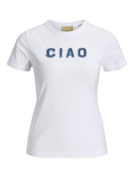 Produktfoto af hvid Gigi t-shirt med denimblå Ciao bogstaver. På hvid baggrund. Fra BySofieSønderby