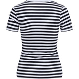 Sort-hvid stribet t-shirt hænger stille imod en ensfarvet baggrund. Striberne er horisontale og jævnt fordelte. Korte ærmer og rund hals er tydelige i designet.