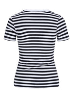 Sort-hvid stribet t-shirt hænger stille imod en ensfarvet baggrund. Striberne er horisontale og jævnt fordelte. Korte ærmer og rund hals er tydelige i designet.