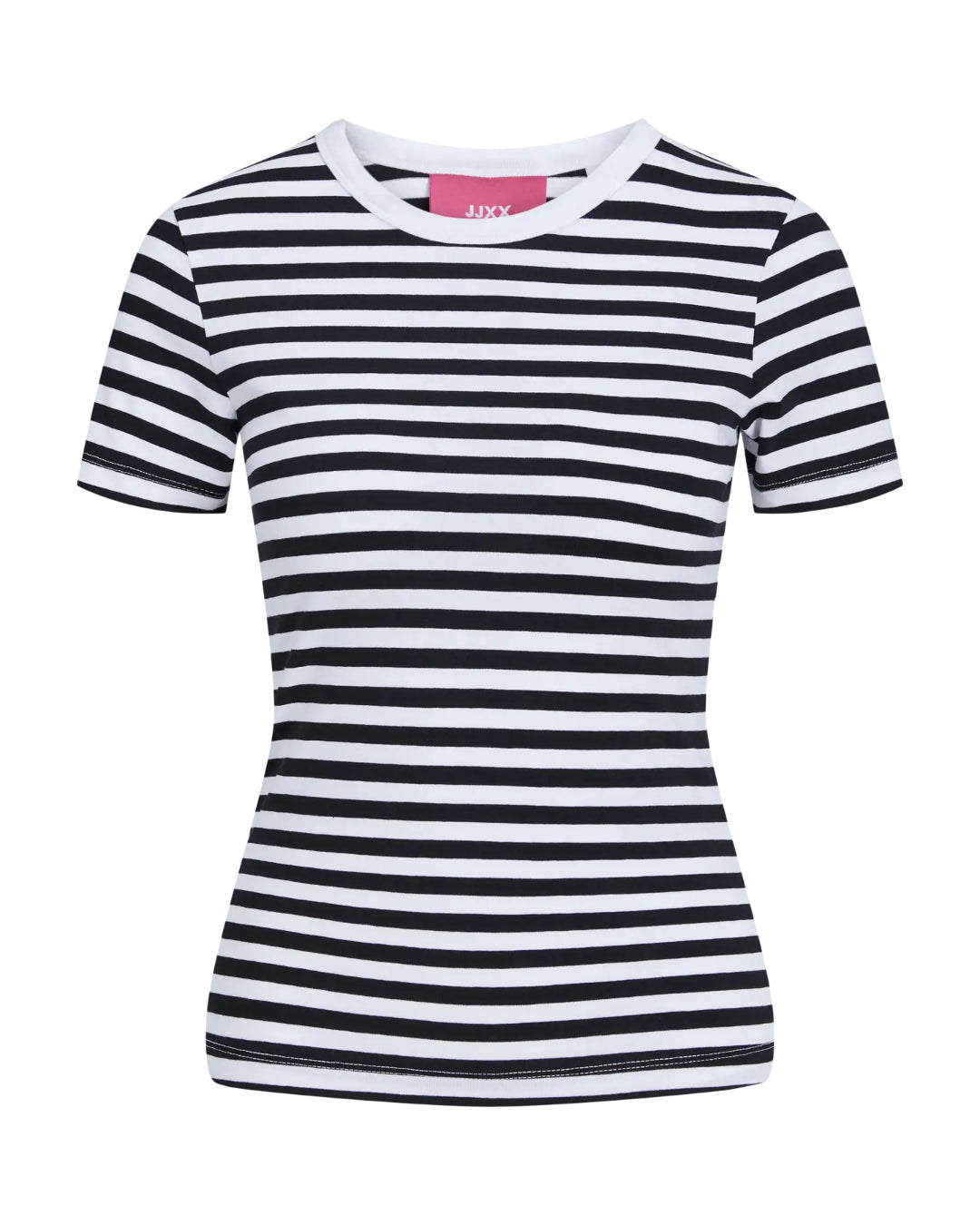 En hvid-og-sort stribet t-shirt med korte ærmer er centreret mod en hvid baggrund. Den har en rund hals og et pink mærke med teksten "JJXX" indvendigt.
