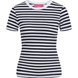 En hvid-og-sort stribet t-shirt med korte ærmer er centreret mod en hvid baggrund. Den har en rund hals og et pink mærke med teksten "JJXX" indvendigt.
