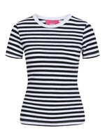 En hvid-og-sort stribet t-shirt med korte ærmer er centreret mod en hvid baggrund. Den har en rund hals og et pink mærke med teksten "JJXX" indvendigt.