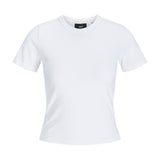 En hvid t-shirt vises uden nogen handling i et neutralt studieomgivelse. Mærket "JJXX" er synligt på indersiden af kraven.
