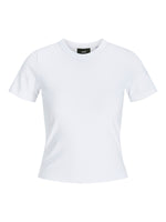 En hvid t-shirt vises uden nogen handling i et neutralt studieomgivelse. Mærket "JJXX" er synligt på indersiden af kraven.