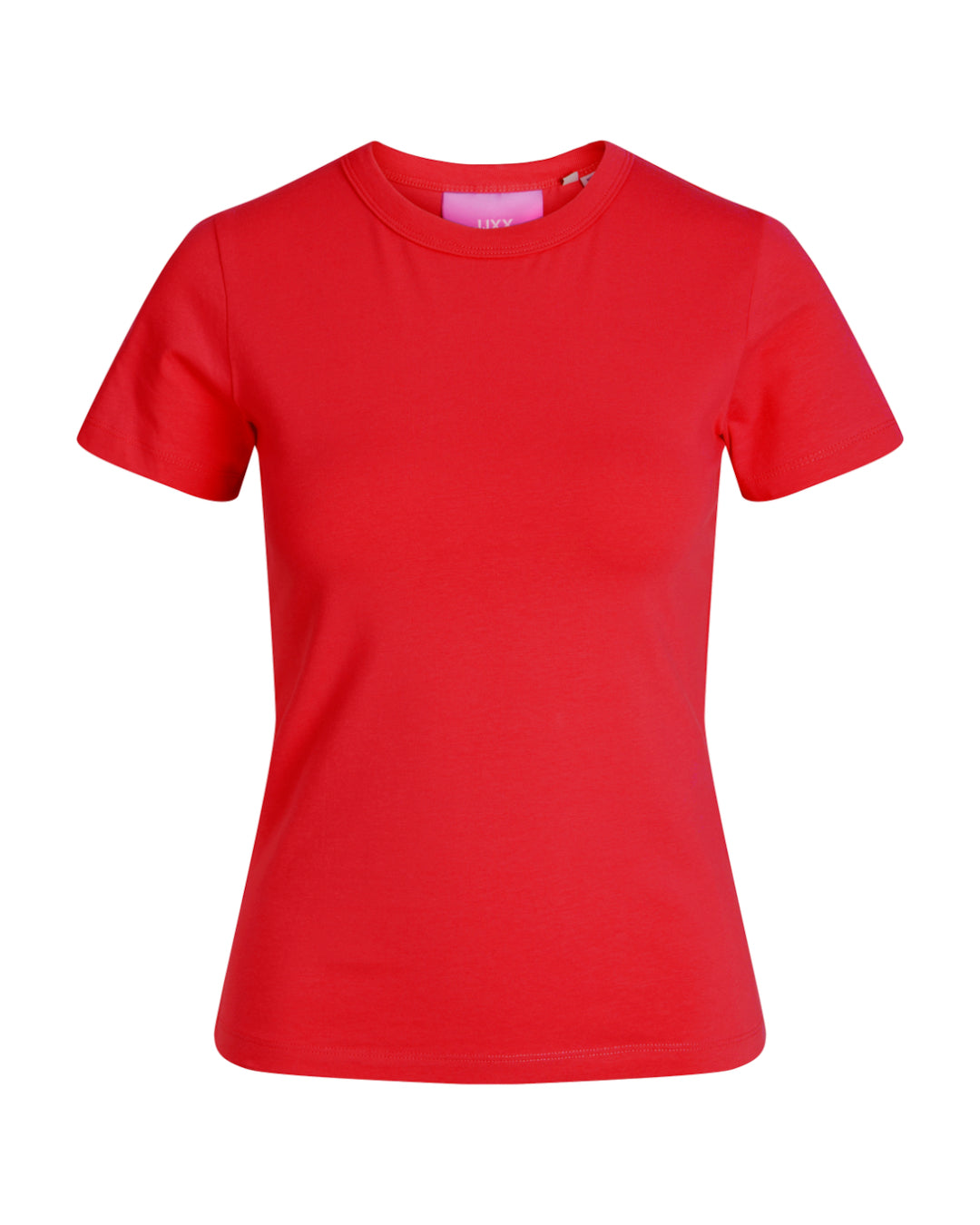 Rød T-shirt vises oprejst. Simpel stil med rund hals og korte ærmer. Mærket er "IVY" på en lyserød etiket indeni. Baggrunden er ensfarvet hvid.
