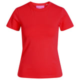 Rød T-shirt vises oprejst. Simpel stil med rund hals og korte ærmer. Mærket er "IVY" på en lyserød etiket indeni. Baggrunden er ensfarvet hvid.