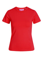 Rød T-shirt vises oprejst. Simpel stil med rund hals og korte ærmer. Mærket er "IVY" på en lyserød etiket indeni. Baggrunden er ensfarvet hvid.
