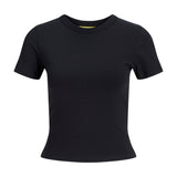 Sort T-shirt ligger foldet ud uden bevægelse, med en rund halsudskæring og korte ærmer, placeret mod en neutral hvid baggrund. Ingen tekst er synlig.