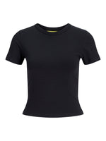 Sort T-shirt ligger foldet ud uden bevægelse, med en rund halsudskæring og korte ærmer, placeret mod en neutral hvid baggrund. Ingen tekst er synlig.