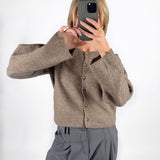 Modelfoto af pige i brun HADLEE cardigan, og grå LISA bukser. Alt er fra BySofieSønderby.