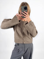 Modelfoto af pige i brun HADLEE cardigan, og grå LISA bukser. Alt er fra BySofieSønderby.