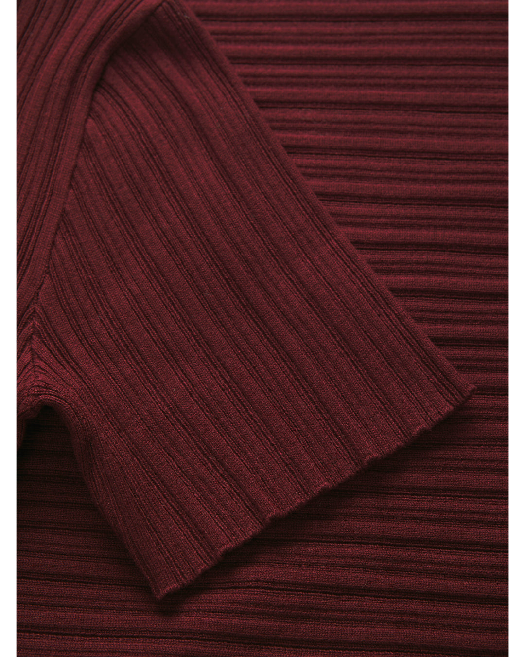 Detaljefoto af bordeaux Hadley bluse. På hvid baggrund. Fra BySofieSønderby