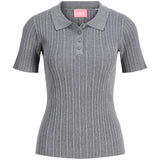 Produktbillede af grå HADLEY polo. Set forfra. Fra BySofieSønderby