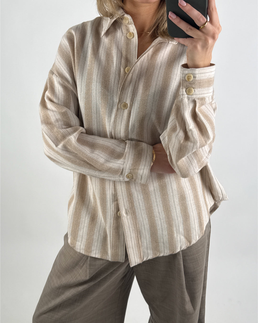 Modelbillede af beige stribet HANA skjorte. Set forfra. Fra BySofieSønderby