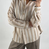 Modelbillede af beige stribet HANA skjorte. Set forfra. Fra BySofieSønderby