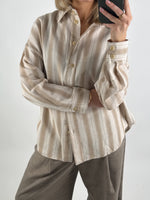 Modelbillede af beige stribet HANA skjorte. Set forfra. Fra BySofieSønderby