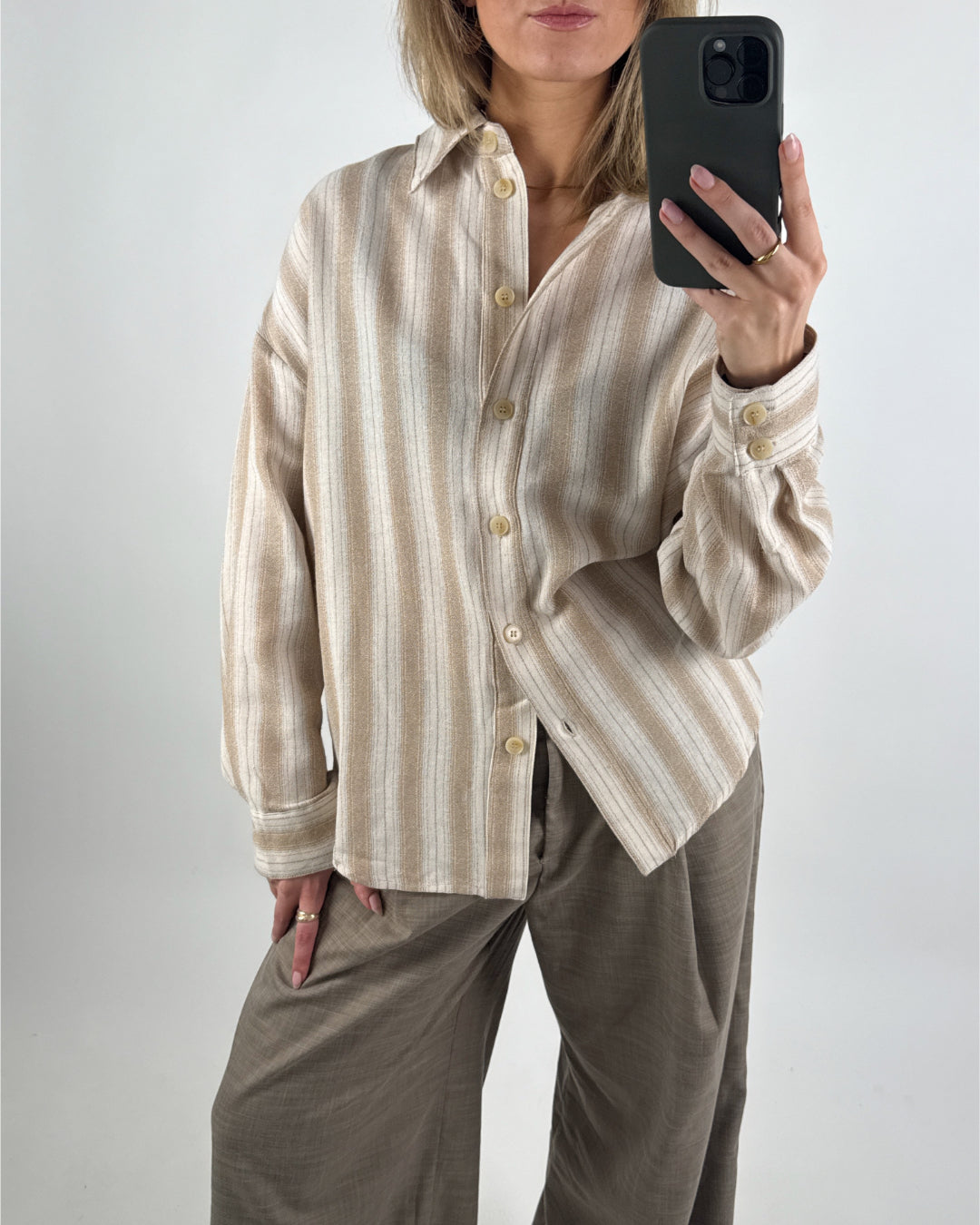 Modelbillede af beige stribet HANA skjorte. Set forfra. Fra BySofieSønderby
