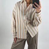 Modelbillede af beige stribet HANA skjorte. Set forfra. Fra BySofieSønderby