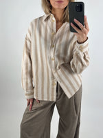Modelbillede af beige stribet HANA skjorte. Set forfra. Fra BySofieSønderby
