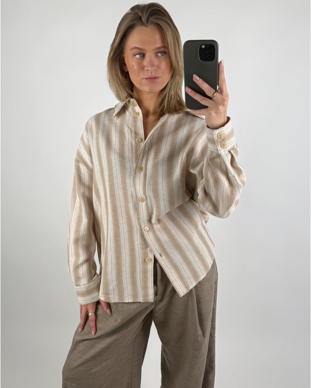 Modelbillede af beige stribet HANA skjorte. Set forfra. Fra BySofieSønderby
