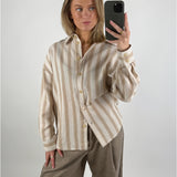 Modelbillede af beige stribet HANA skjorte. Set forfra. Fra BySofieSønderby