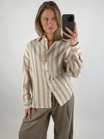 Modelbillede af beige stribet HANA skjorte. Set forfra. Fra BySofieSønderby
