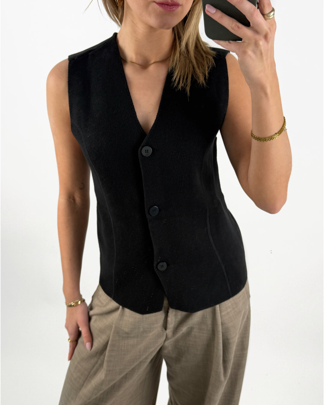 Modelbillede af sort HAVEN strik vest. Set forfra. Fra BySofieSønderby