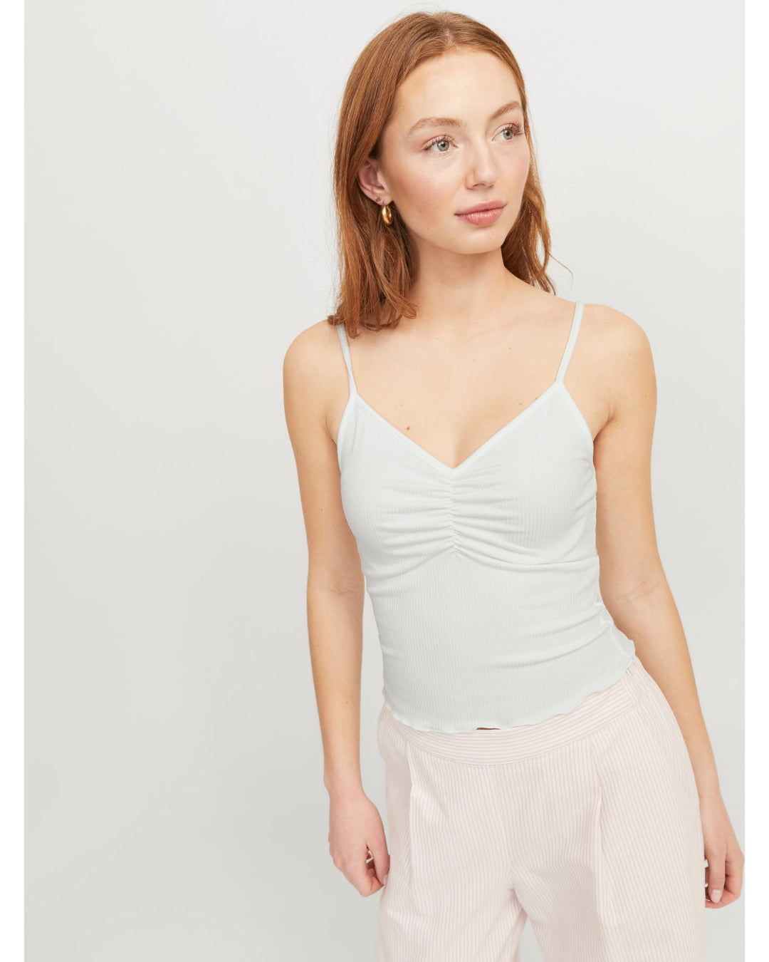Modelbillede af hvid HAYDEN top. Set forfra. Fra BySofieSønderby