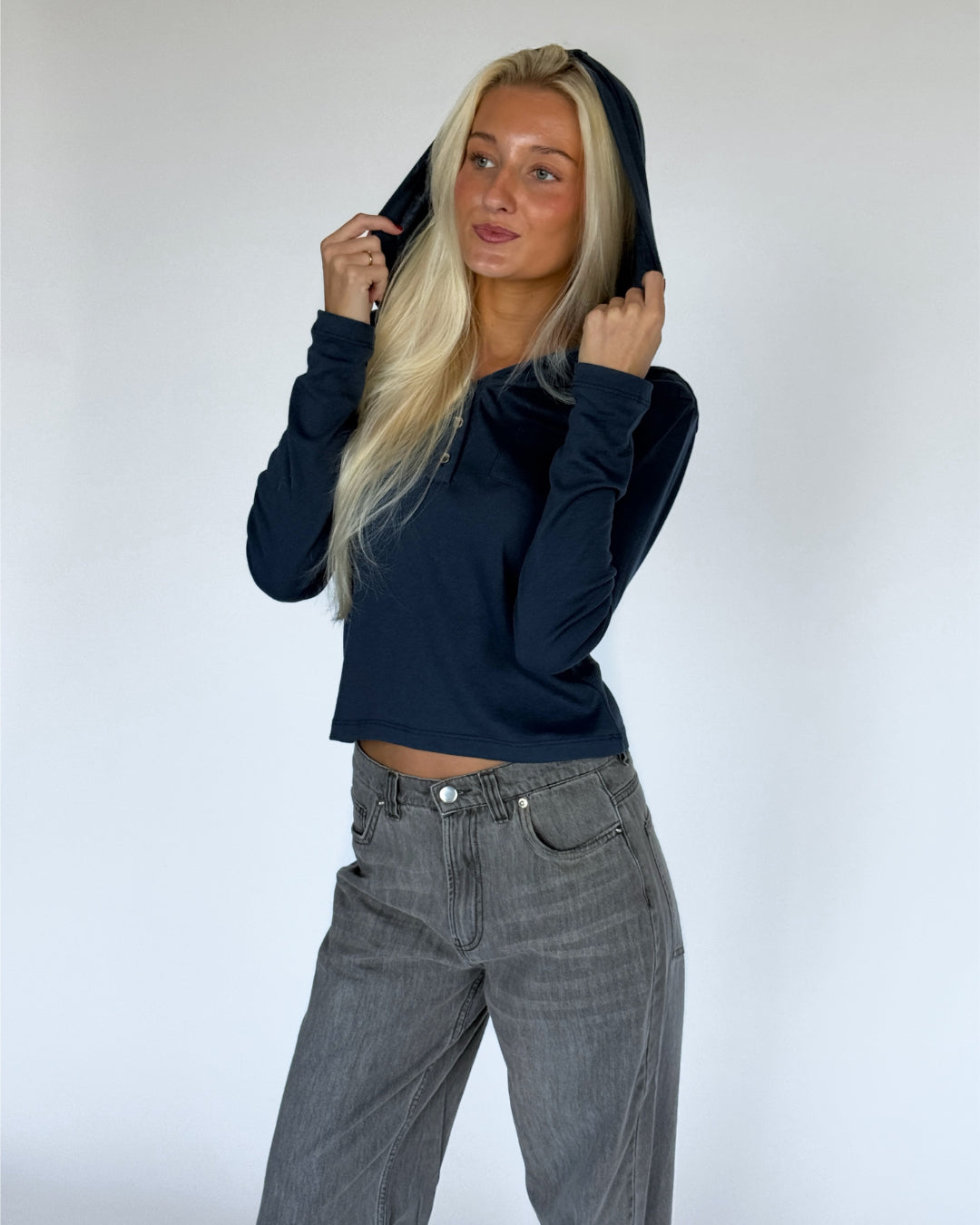 Modelbillede af HENNA langærmet med hætte i blå. Fra BySofieSønderby