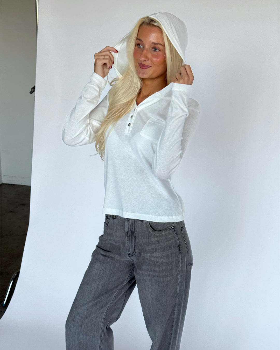 Modelbillede af HENNA langærmet med hætte i hvid. Fra BySofieSønderby