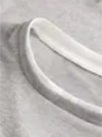 Detaljefoto af en Henna t-shirt i lysgrå med hvid kant. Fra BySofieSønderby