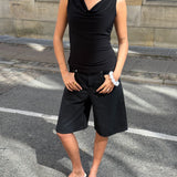 Modelbillede af ILIANA top, sort og TOKYO jorts, sort. Begge fra BySofieSønderby